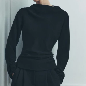 Svart blus zara - Helt oanvänd med lappen kvar. Från zara i storlek M, men skulle säga att den är en tajtare medium så passar även S. Köp för 240kr