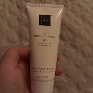The Ritual of Sakura Body Cream - The Ritual of Sakura magic touch body cream med doft av rismjölk och körsbärsblomma. Tuben innehåller 100 ml och är perfekt för att återfukta huden med en lyxig känsla.