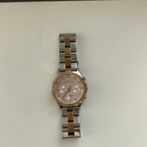Marc Jacobs Klocka - En jättefin Marc Jacobs klocka i silver och guld som jag säljer då den inte kommer till användning längre. Lite repor men inget man tänker på. 