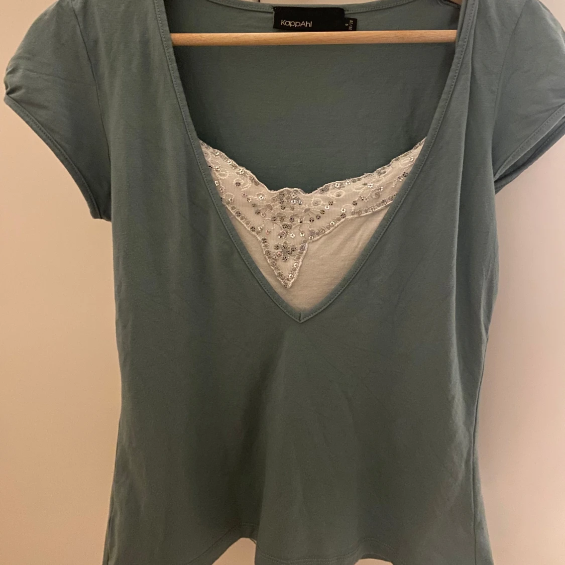 t-shirt med spetsdetalj  - 1