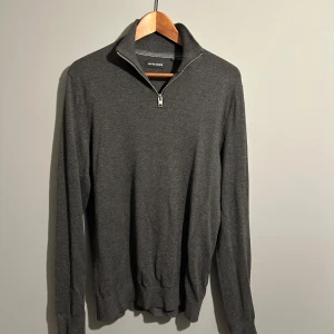 Jack and Jones halv zip - Tja säljer en halv zip tröja från Jack and Jones som är använd ett fåtal gånger, det är bara att höra av er vid intese eller frågor😁🙌
