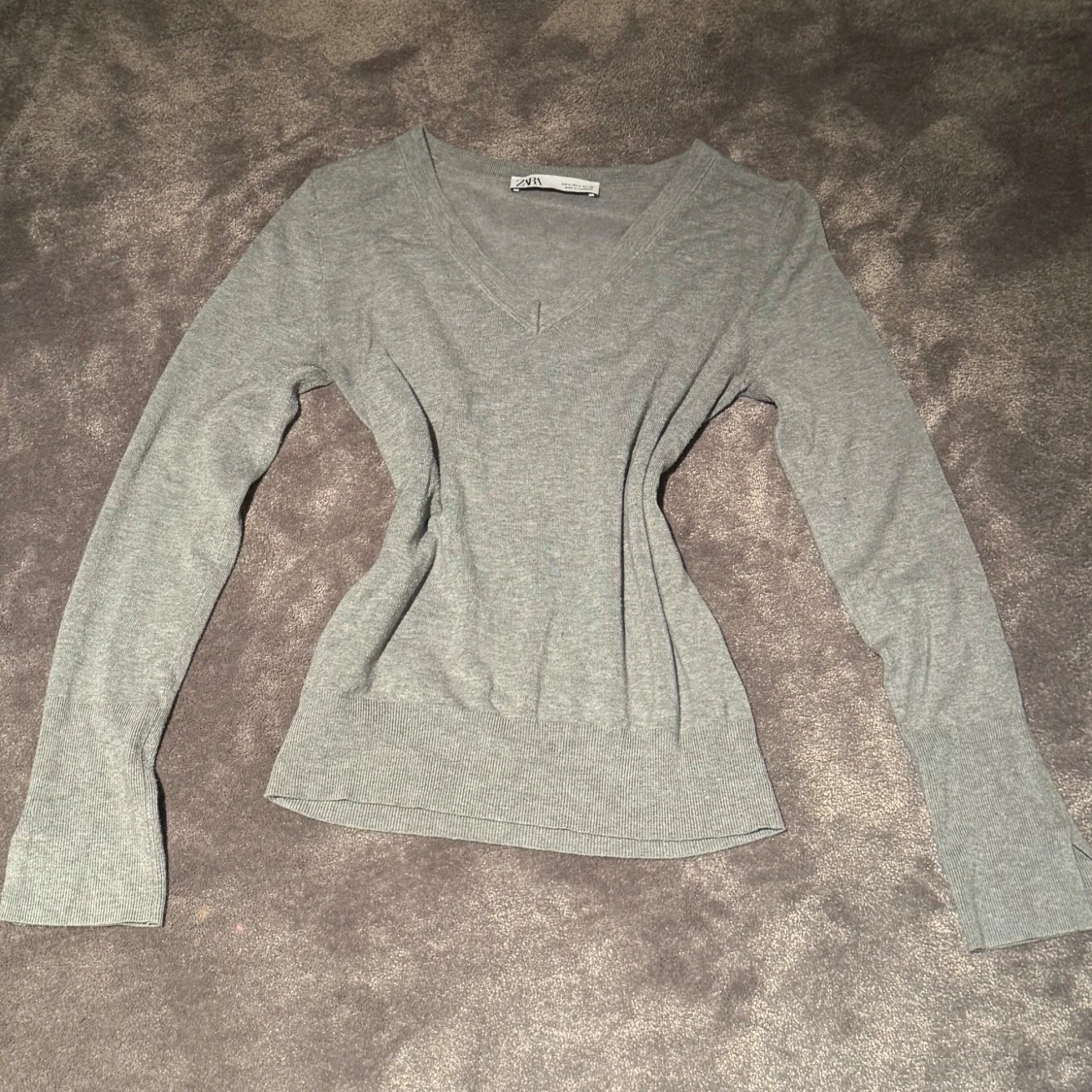 Grå v-ringad tröja, Zara