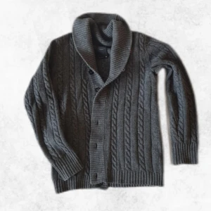 Grå kofta från G-Star RAW - Säljer en snygg grå kofta från G-Star RAW med kabelstickat mönster och knappar framtill. Den har en bred krage och långa ärmar.