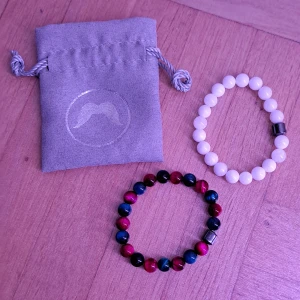 Två st Sporttouchen armband. - Säljer två stilrena armband från Sporttouchen. Ett armband har vita pärlor och är det andra har blå och röda pärlor. Perfekta för att ge en färgklick till din outfit. Armbanden är slutsålda överallt. Båda är barn storlek men passar även äldre. 200 för båda! Kan byta mot en fotbollströja.