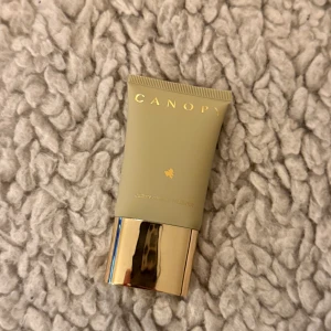 Canopy Superfood Skin Smoothie - Säljer en Canopy Superfood Skin Smoothie i en stilren tub med gulddetaljer. Perfekt för att återfukta och ge näring till huden med superfood-ingredienser. Tuben är kompakt och lätt att ta med sig. Nypris 765:-