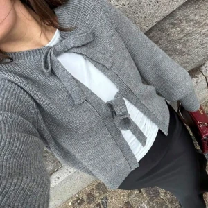 Stickad kofta - Supersöt stickad kofta med rosetter🥰 så varm och skön perfekt till våren, även så mysig till sena sommarkvällar!