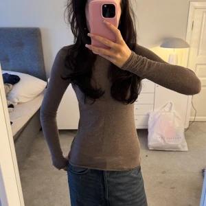 Intimissimi tröja - Säljer en intimissimi tröja i cashmere. Storlek S. Bruna små glitter trådar i men syns knappt. Se sista bilden.