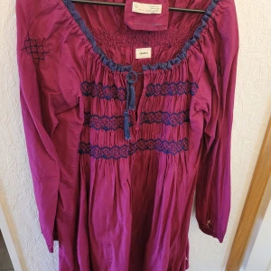 Lila/blå tunika från Odd Molly, Sample stl 1 - Lila/blå tunika med långa ärmar och vackra broderade detaljer. Tunikan har en avslappnad passform med knytning framtill (tassels). Är en "Sample" utgåva.