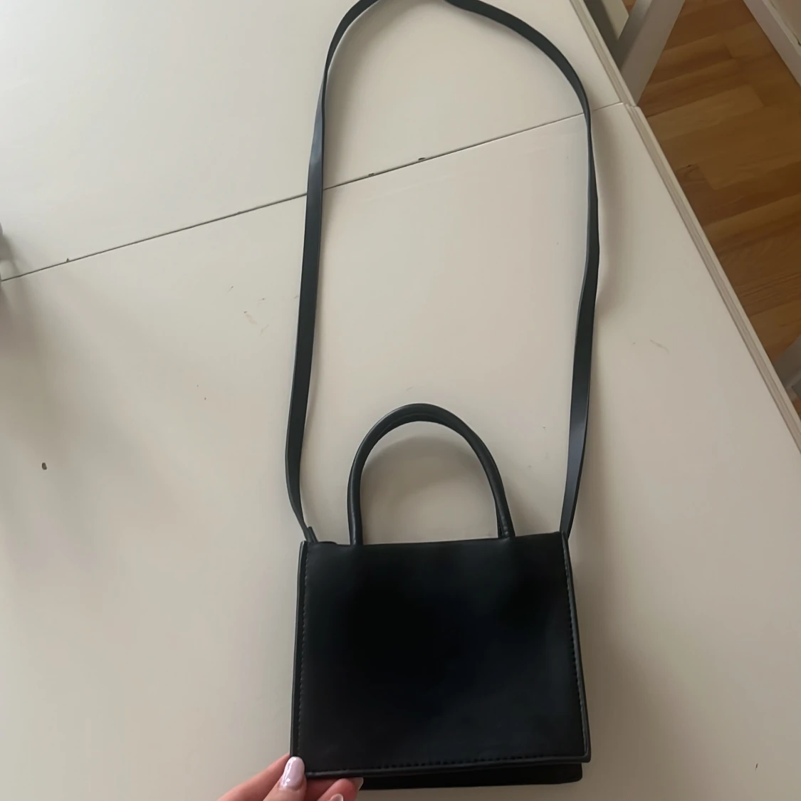 Svart axelväska från H&M - 4