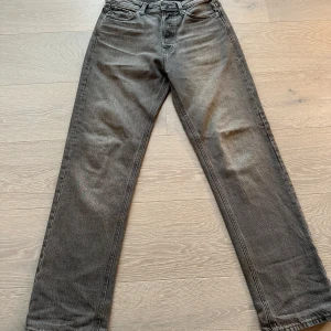 Grå jeansbyxor - Säljer ett par grå jeansbyxor från Jack and Jones med klassisk femficksdesign. Dom har passformen relaxed och modellen Chris. Perfekta för en skön look. Storlek 27/30. Nypris 600