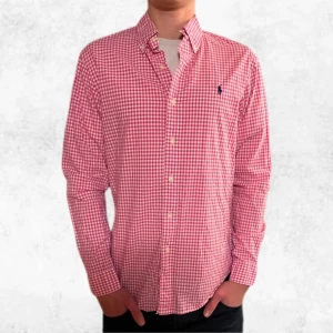 Rosarutig Polo Ralph Lauren skjorta - Säljer denna riktigt snygga rosarutiga skjortan från Polo Ralph Lauren. Den är i slimfit och i nyskick då den bara har används ett fåtal gånger. Säljer även 2 andra liknande skjortor i min profil. Vid några frågor eller funderingar är det bara att höra av sig.