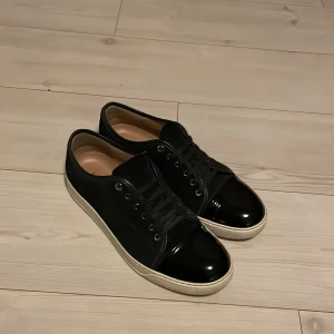 Lanvin Cap toe skick 9/10 - Säljer dessa Lanvins i marinblå färg, stl 43 uk 9, dem passar perfekt året runt. skicket är väldigt bra då de knappast har några repor på toeboxen och det ända är att dem e lite smutsiga med de går att tvätta bort, ny pris 5200kr mitt pris 3000kr pris kan diskuteras via snabb affär lyssnar på bud från 2700kr💸