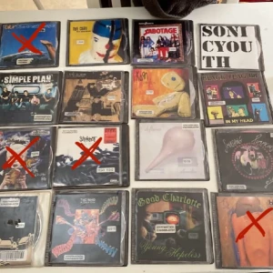 Cd-Skivor  - Säljer Radiohead, Blur, och andra som, Black Flag, Slipknot, The Cure, fungerar mycket väl men köptes second hand från ett biblioteket.  1 - 20kr 2 - 70kr Alla - 200kr kontakta mig om ni vill ha en specifik cd-skiva!!