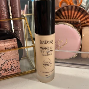 Foundation från IsaDora - IsaDora Wake Up the Glow foundation i nyansen 1N.💗 Endast testad så 95% av produkten kvar