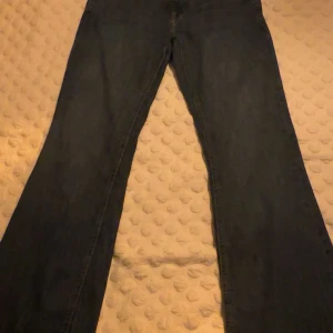 Blå jeans från Zara - Snygga blå jeans från Zara i en klassisk stil. De har en rak passform och är perfekta för en avslappnad look. Jeansen har fickor både fram och bak samt en knapp- och dragkedjestängning.