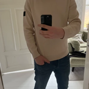 Beige tröja med svart detalj - Säljer en stilren beige tröja med en svart detalj på ärmen. Tröjan har långa ärmar och en normal passform, perfekt för en avslappnad look. Köpt på jack&jones för 600 och är inte använd mer än 3 ggr så den är i nyskick 