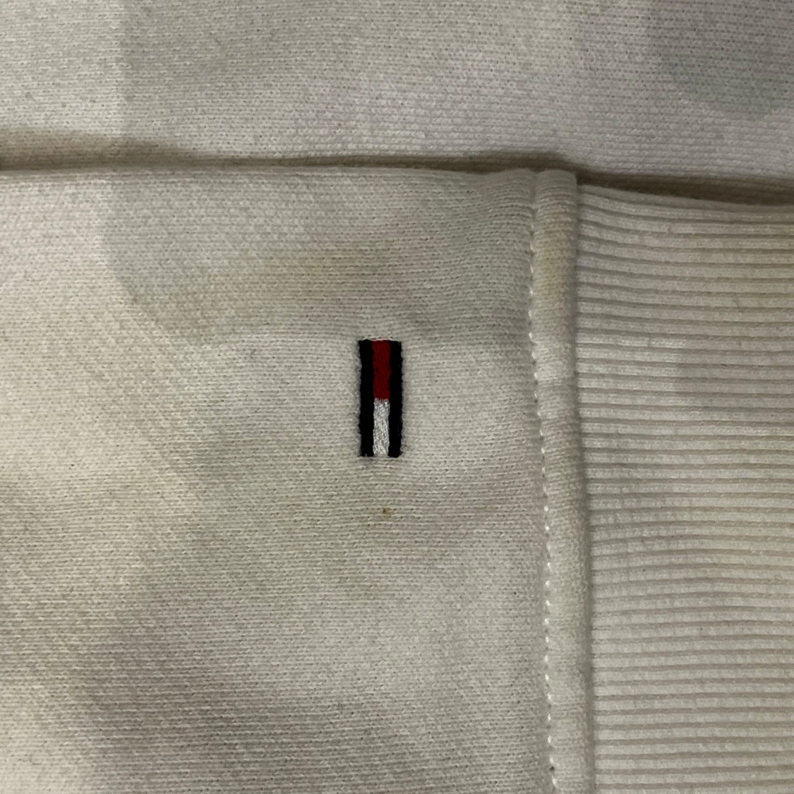 Vit hoodie från Tommy Jeans - 4