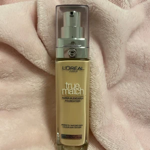 Loreal Paris foundation  - Säljer en helt nya och oöppnad foundation från loreal Paris i färgen 1.D/1.W warm dore, säljer den för 150kr + frakt! 