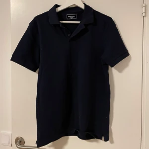 Dressman piké  - Säljer min Dressmann piké som jag enbart använt en gång. Storlek S men passar M. Hör av dig vid övriga frågor;)