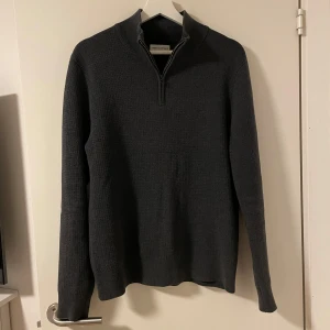 These glory days half zip - Säljer min half zip från these glory days. Skicket är 9/10 då jag inte använder den mer. Köpte på volt för 1000kr. Hör av dig vid övriga frågor;)