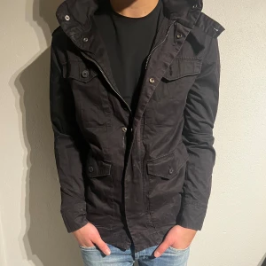 Feild jacka - Hej! Säljer nu denna riktigt fräscha field jackan. Storlek M, skick 9/10 en knapp saknas på en av fickorna. Passar riktigt bra nu till slutet av vintern samt till våren, om du har några funderingar är det bara o skriva!