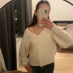 Stickad kofta - Finaste stickade koftan från Monki🩷Den är gjord av mjukt material och har inga defekter.