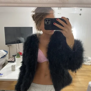 Svart pälsjacka - Skit snygg pälsjacka !