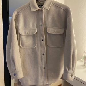 Beige overshirt från Zara - Snygg beige oversized kappa från Zara. Perfekt till vår och sommar. Använd få gånger så i bra skick! 