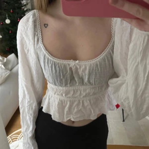 Vit topp blus - Från Nelly. Ny, endast testad och tvättad 🩷skriv om du vill köpa så aktiverar jag köp nu!! 