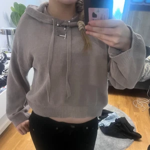 Beige hoodie med knytband - Säljer min stickade hoodie nu då den inte används längre❤️ Mycket bra skick🥰