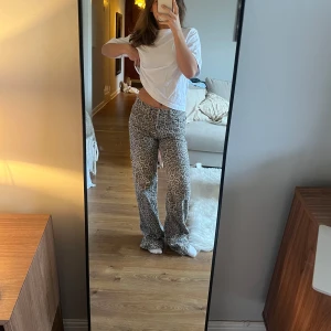 Leopardmönstrade jeans - Så coola leopard jeans, raka och medelhög midja. Använda en gång så som nya, långa på mig som är 157 så skulle säga normala i längden. Skriv för fler bilder eller frågor💓storlek 32 men passar mig som är en 32/34