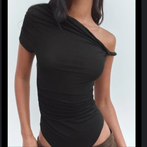 Svart oneshoulder body - Snygg svart oneshoulder body från Zara, bodyn är aldrig använda då jag råkade beställa två likadana! 