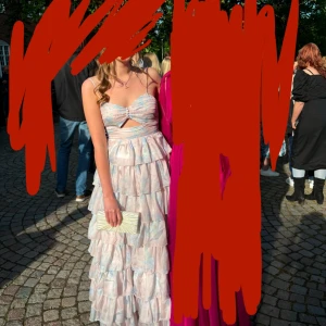 Jättefin balklänning!! - Säljer min fina balklänning från JardinVue! Endast använd en gång 🩷