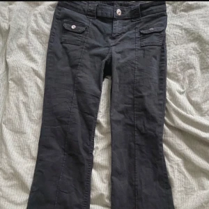 Slutsålda hm jeans  - Säljer dessa skit snygga helt slutsålda hm jeans. Säljer dom pga att dom inte kommer till användning🤗