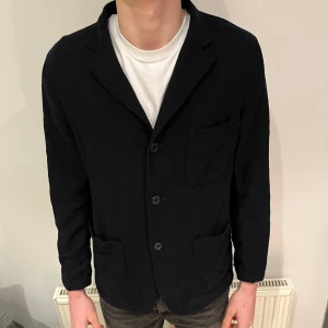 Marinblå cardigan - Säljer denna feta cardigan från East & West. Storlek L. Nypris: 899kr, vårat pris: 299kr. Skriv om det finns frågor 🗣️