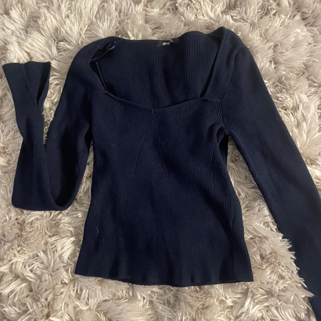 Mörkblå ribbad topp från Gina - 1
