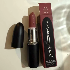 MAC Matte Lipstick i färgen Mehr - Säljer ett MAC Matte Lipstick i nyansen Mehr. Jättefin rosa men passar tyvärr inte mig 