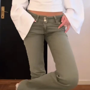 Gröna lowwaist jeans - Så snygga lågmidjade boutcut jeans i grön. Kan inte returnera, aldrig använda med prislapp kvar. Nypris 700kr