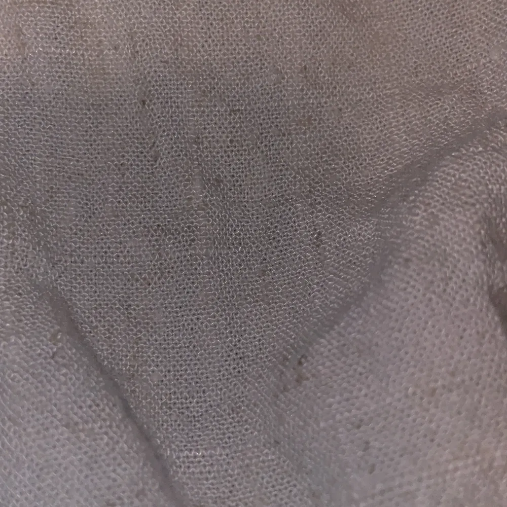 Säljer en söt beige topp från Shein med svarta spetsdetaljer vid axelbanden. Toppen är ärmlös och har en lätt croppad passform. Perfekt för varma dagar eller som ett lager under en jacka.. Yläosat.