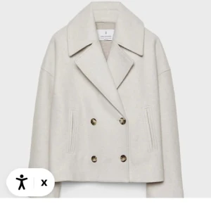 Beige kappa - Beige kappa från Stradivarius i storlek S, sparsamt använd bara lite nobbrig men inget man lägger märke till. Tvättar självklart innan jag skickar🥰