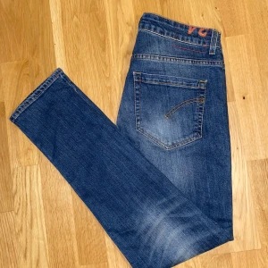 Dondup George  - Tjena! Säljer dessa feta Dondup George jeans i skinny fit. Använda men i mycket bra skick. 📏Storlek: W34 💰 Nypris: ca 3000 kr ⚡ Mitt pris: 699 kr. Hör gärna av dig om du har några frågor eller vill se fler bilder!