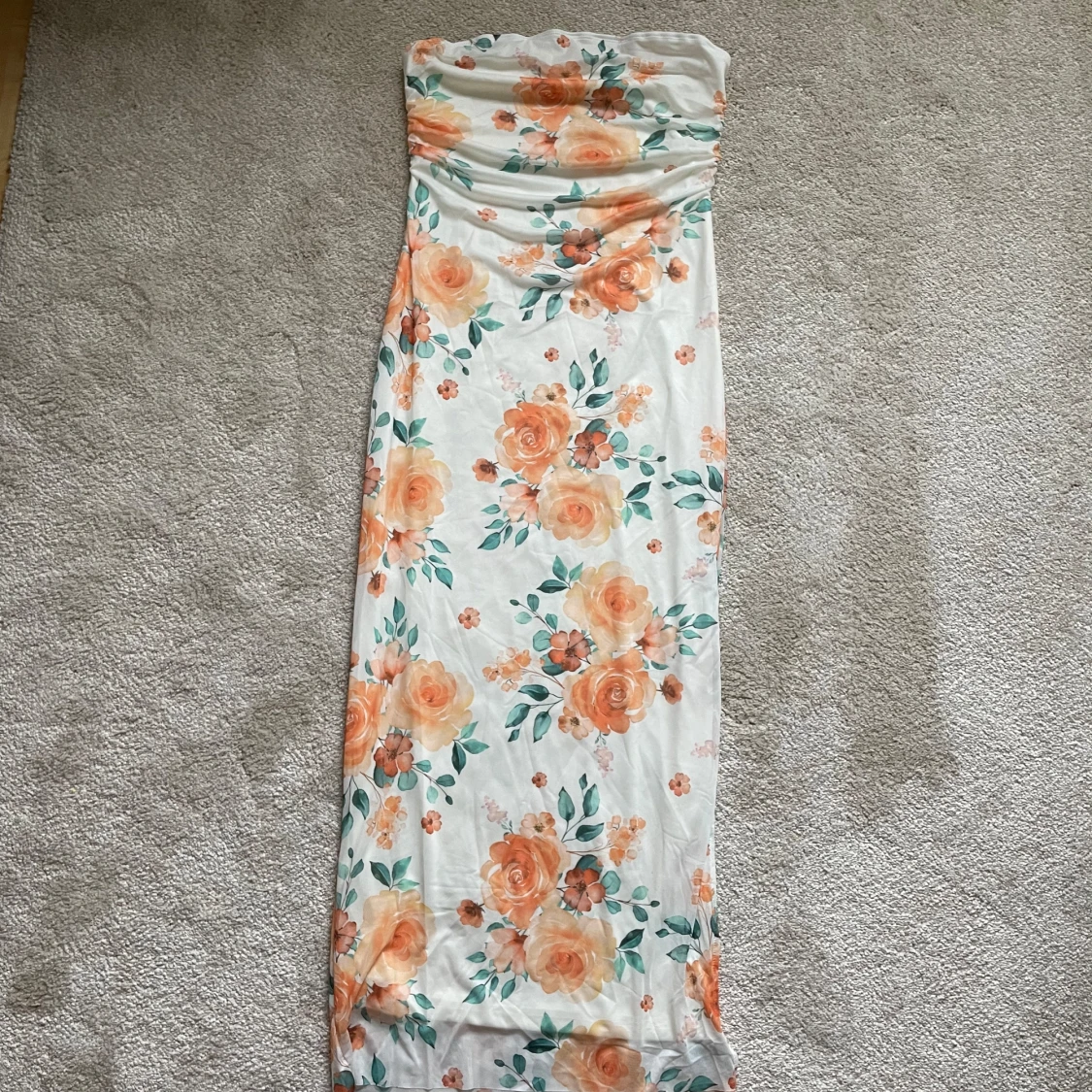 Blommig axelbandslös långklänning M-L stretch oanvänd  - 3