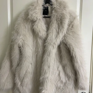 Pälsjacka  - Storlek xs men stor i storleken passar L/M. Använt en gång. Köpte för 599