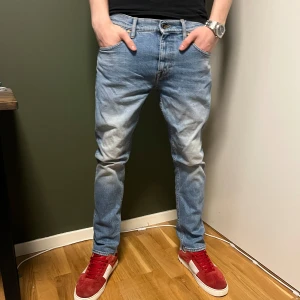 Tiger of Sweden jeans - 31”30 | skick: 8/10 | liten defekt (sista bilden) | nypris: 1600kr | vårat pris: 150kr | skriv vid funderingar✅