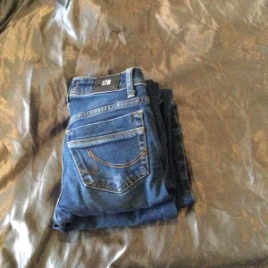 Lågmidjade jeans! - Super populära jeans från Ltb med låg midja i valerie! Säljer för att de inte passar mig. Storleken är 24/32 men är lite stora i storlek så skulle nog passat 25-26 i midjemått nypris 900❤️