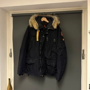 Mörkblå Parajumpers vinterjacka - Säljer en mörkblå Parajumpers vinterjacka. Den är använd men i bra skick. Köpt ny av mig i butik ny för 12.000kr någonting. Passar även M.