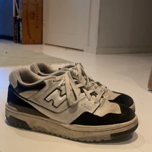 New Balance 550 sneakers - Säljer ett par New Balance 550 sneakers i svart och vit. De är använda, men fortfarande i fintskick. De är i storlek 38.5 !!
