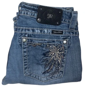Miss Me jeans - Bootcut Miss Me jeans. W30 [Ytterbenslängd 100cm] [Innerbenslängd 75cm] [Midja 40cm] [Benöppning 23cm]