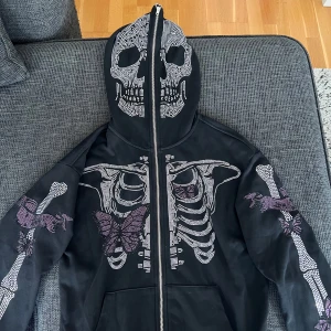 DNA purple butterfly skelly zip up hoodie - Mycket bra skick, bara använd några gånger. Finns inte att köpa längre i denna färg