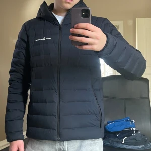 Sail Racing Jacka - En riktigt fet Sail Racing jacka som är mörkblå o perfekt nu till vintern🤩Jag är 178 och den sitter perfekt, storlek M📏Jackan är i nyskick och inga hål eller märken. Nypris 3199💰Pris kan diskuteras! Bara att skriva om du har frågor eller funderingar💯